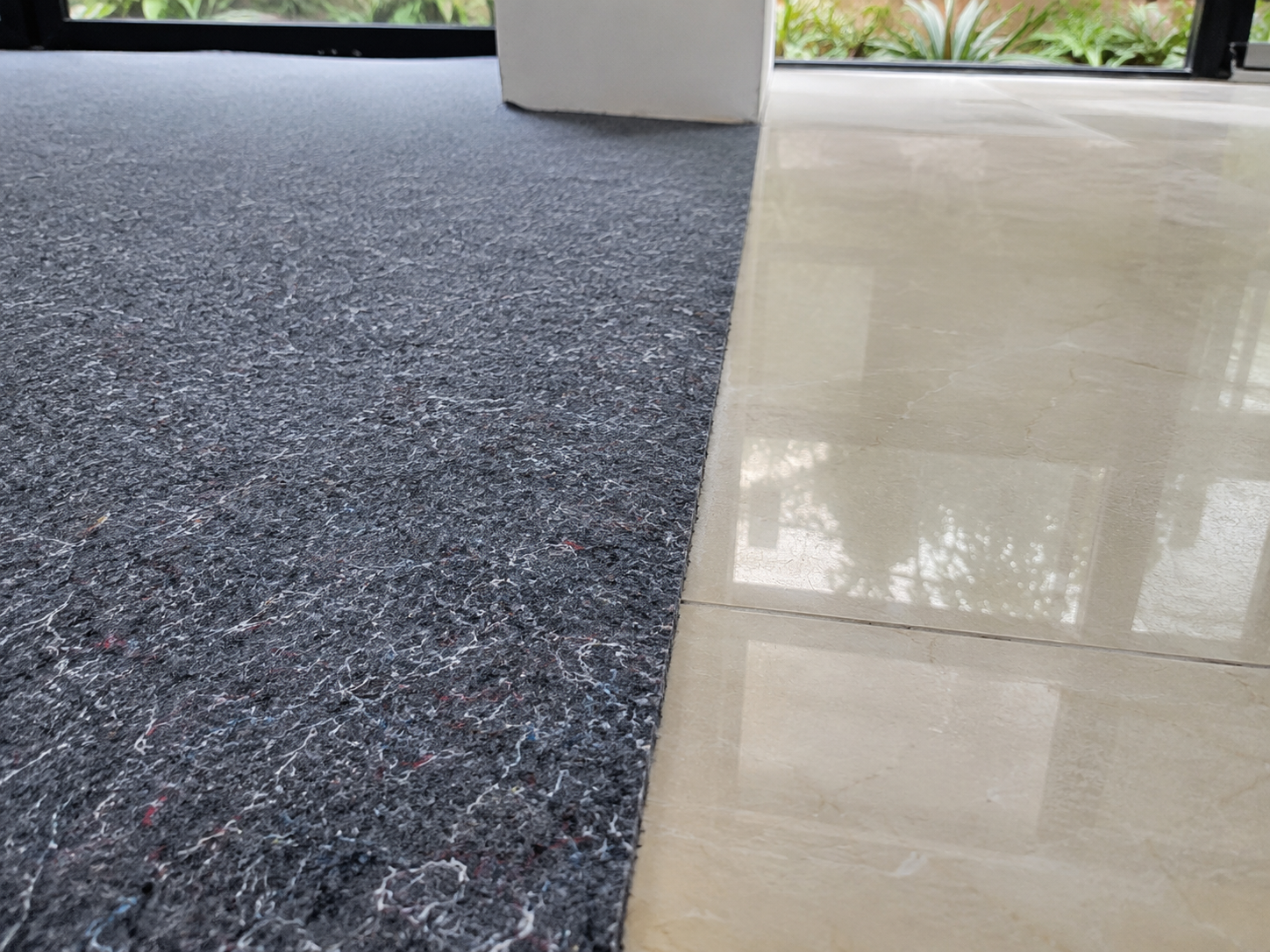 Thảm bảo vệ sàn trên nền gạch sau khi hoàn thiện.