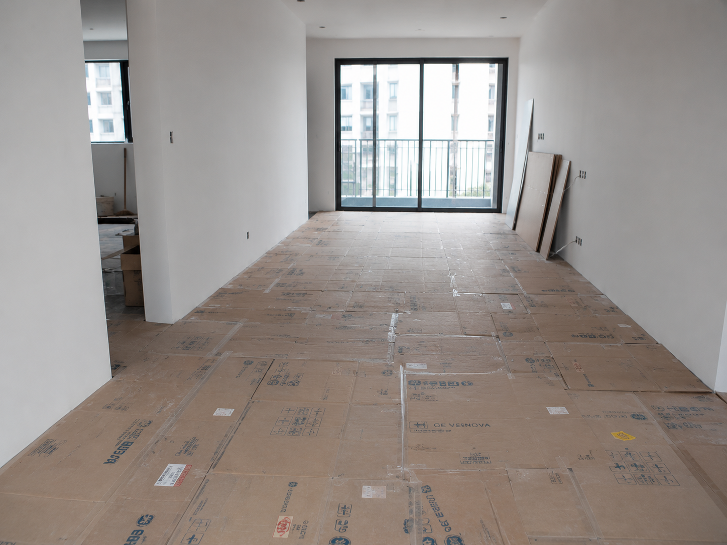 Carton che phủ nền nhà trong quá trình hoàn thiện.