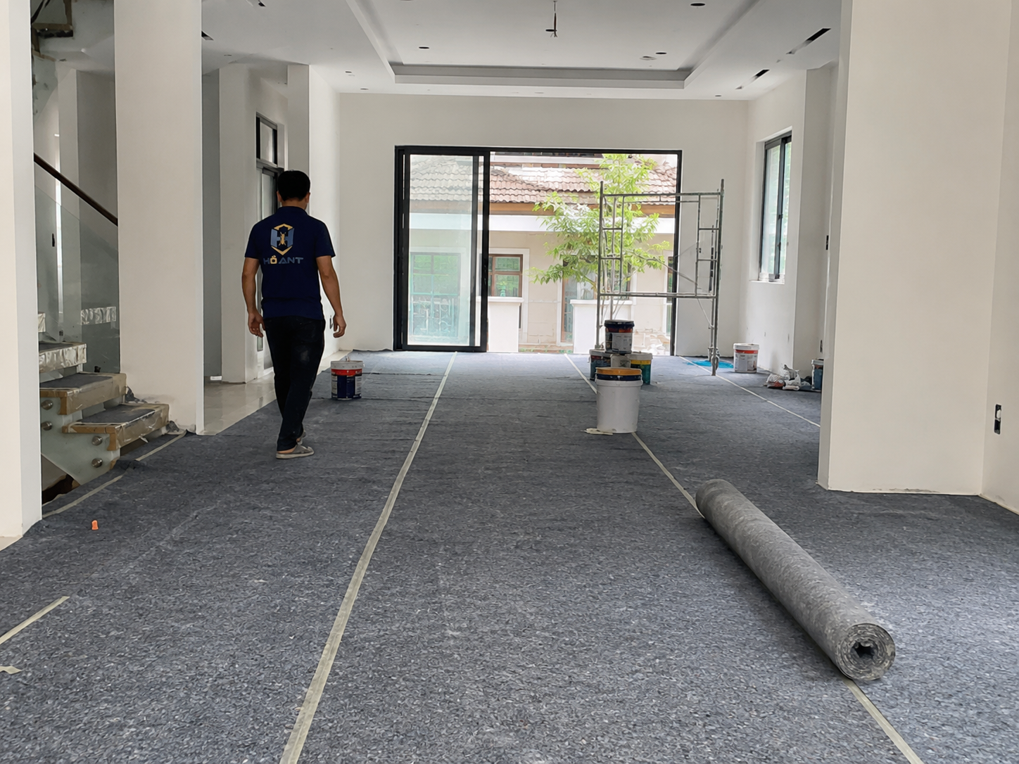 Thảm bảo vệ sàn Hồ ANT sử dụng trong công trình hoàn thiện.
