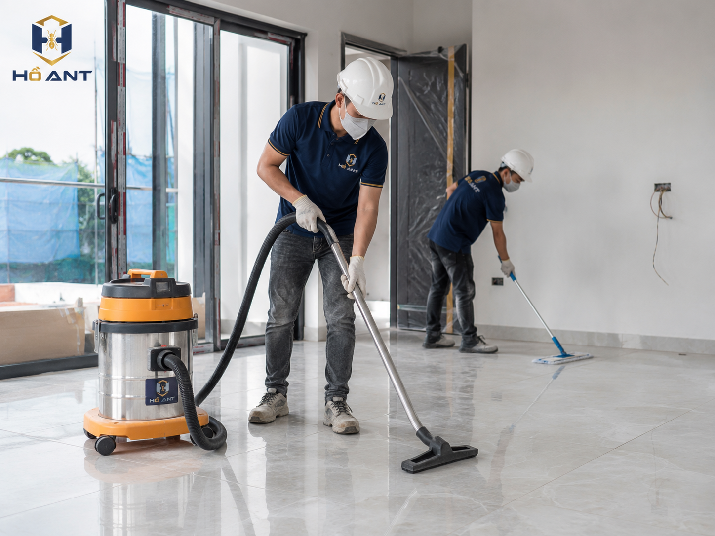 Làm sạch sàn trước khi trải thảm bảo vệ.