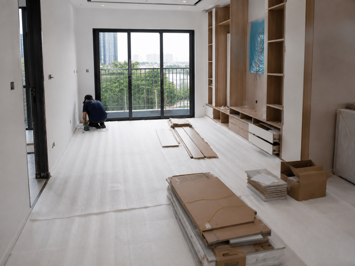 Xốp bảo vệ sàn trong khu vực thi công.